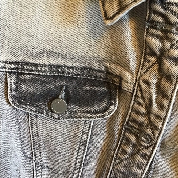 Stylish Gray Denim Jacket - Picture 3 of 4
